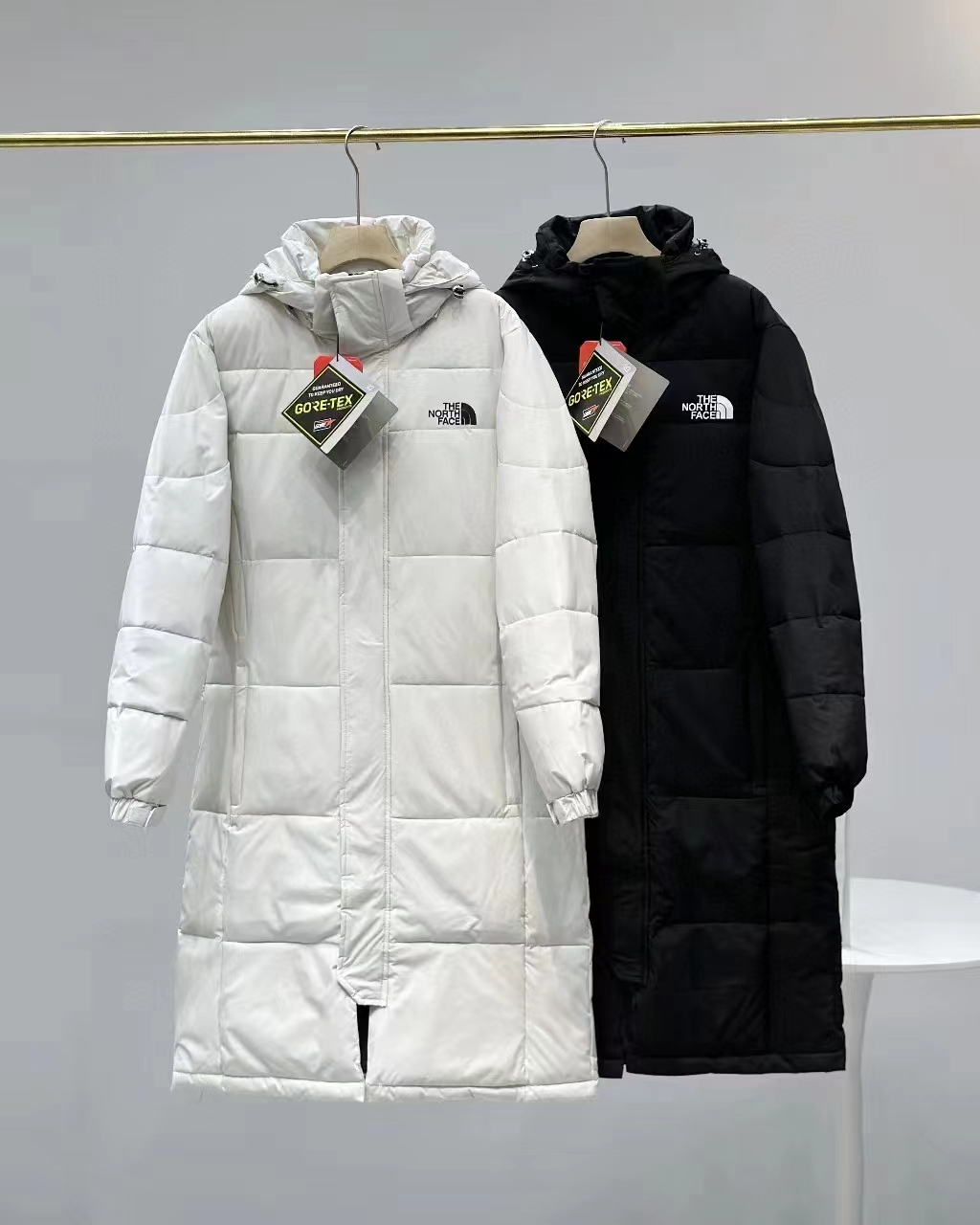 290 [White Duck Down Jacket] THE NORTH FACE North Face 25ss long down jacket Exclusive sale Design concept: The North Face literally means the coldest and most difficult side of the mountain.The most popular couple's model in 2025, it is also where The North Face's products can play a role.The North Face.We have always been committed to supporting the discovery and closeness to nature.Sponsor explorers to conquer remote corners that are not yet accessible to humans.The logo of The North Face is taken from Half Dome, a semicircular shale mountain in Yosemite National Park in the United States. This is also the ultimate goal for rock enthusiasts to climb granite.One of the most creative long down jackets in 2025 was out of stock globally through official website purchasing, and it was hard to find a single product. The popularity of Xiaohongshu and other major platforms soared, and major internet celebrities were wearing the "walking down quilt" in succession.