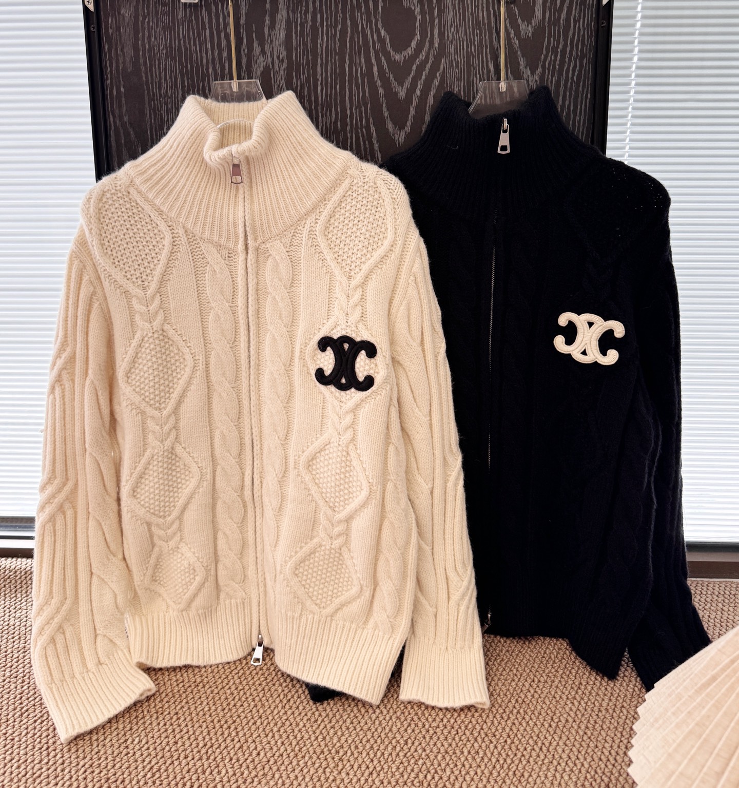 235▪️Product name: Celin* twist three-dimensional jacquard back large logo high-neck knitted cardigan▪️