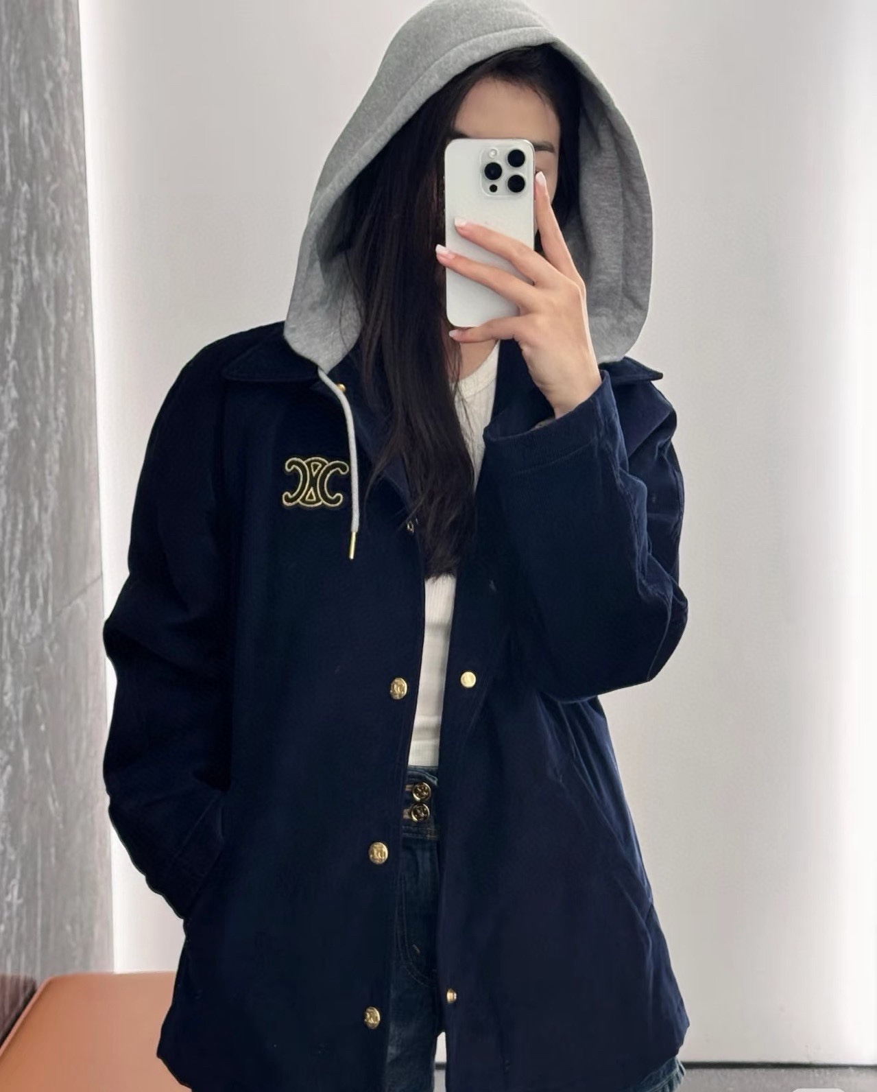 315Celin*/Celin 2025 new arrivals hooded drawstring cotton jacket, customized YB imported corduroy➕nylon material, processed with craftsmanship, stiff and stylish, with high-end texture.A snap-button mid-length jacket with a hood that is spliced ​​with light gray fabric from a sweatshirt to create a collision of styles. It is paired with a dropped shoulder design to create a relaxed and casual style.The inner lining is diamond embossed and filled with down cotton to ensure warmth while making the outfit more neat and fashionable. It is a must-have item that is both fashionable and practical. It can be worn daily and matched with the Arc de Triomphe logo on the chest. It has a British and elegant temperament. Customized surface accessories. Look for the correct version. High version‼️