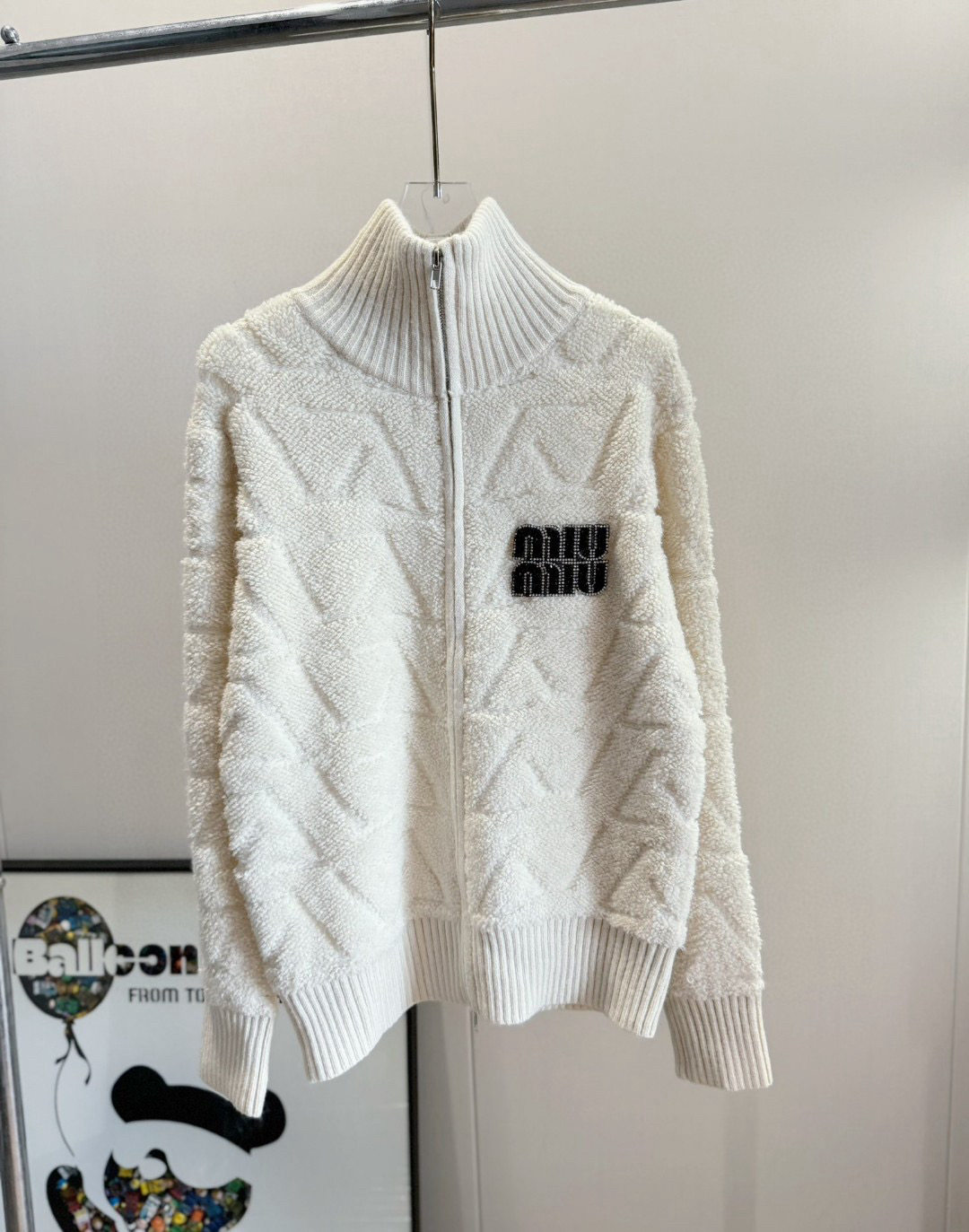 240▪️Product name: Mium*u rhombus letter beaded zipper knitted cardigan▪️