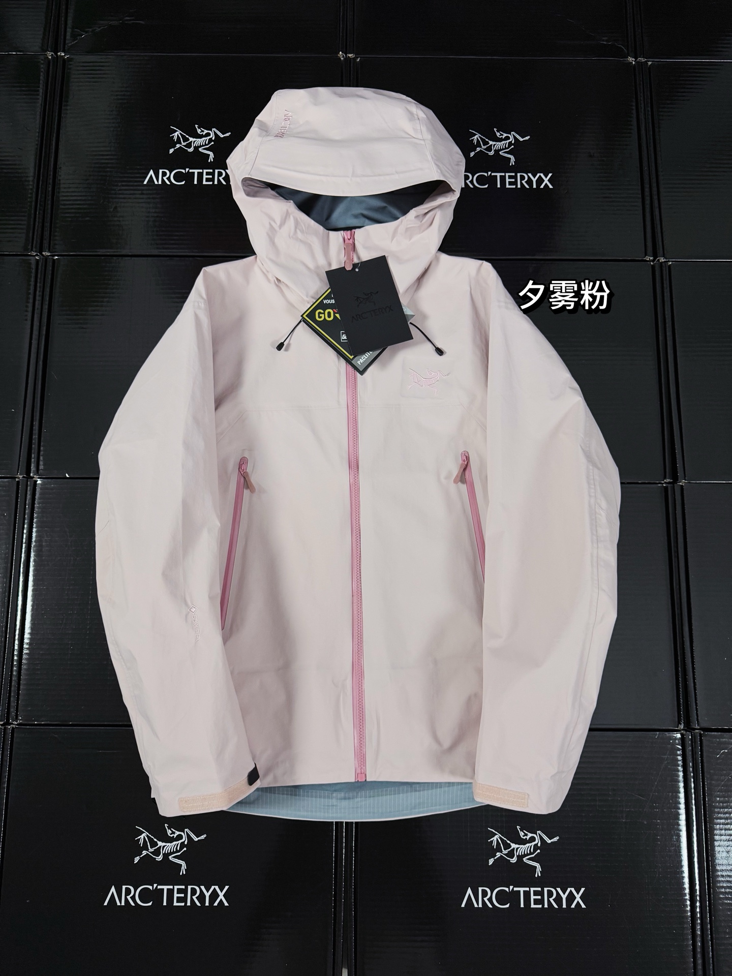 410 official website version original fabric Arcteryx Archeopteryx-beta lightweight2024 new color waterproof windproof breathable hooded casual jacket men's series hooded urban outdoor lightweight windproof waterproof simple solid color versatile jacket, using bluesign@identification card with tricot back village N40LGORE-TEX fabric, ARC on the chestTERYX logo is laminated four times, the whole garment is designed with 3D bionic design, Tri-Durance waterproof and rainproof fabric on the long arms, a full set of customer-supplied accessories, and YKK two-way zippers under the arms. This Beta LW jacket has a simple and versatile design that can provide the performance required in the alpine environment.Thin and durable, suitable for a variety of activities.Helmet-compatible StormHood&trade; hood provides good protection without affecting vision, WaterTight&trade; zippers on hand pockets for easy access, armpit zippers for quick ventilation, spliced ​​design