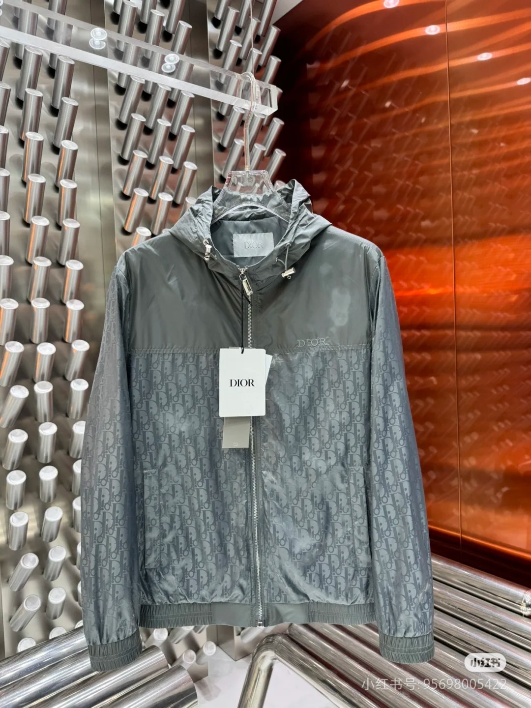 Special price 195. No profit. The boss will increase the price by himself. Dior/Dior Paris Fashion Week catwalk all-over printed jacquard classic hooded jacket. Same style for men and women. Presbyopic classic pattern. Timeless!Fabric: Customized and dyed high-density jacquard craft fabric, waterproof and windproof, heavy-duty jacquard light luxury fashion design, no matter the texture, quality control directly to ensure the perfect fit, a must-have for age reduction, a must-have for business elites. Accessories: hardware accessories provided by customers. Each accessory has the Dior brand logo. Top luxury goods, very high-end, complete with three-label hang tags, highlighting high-end