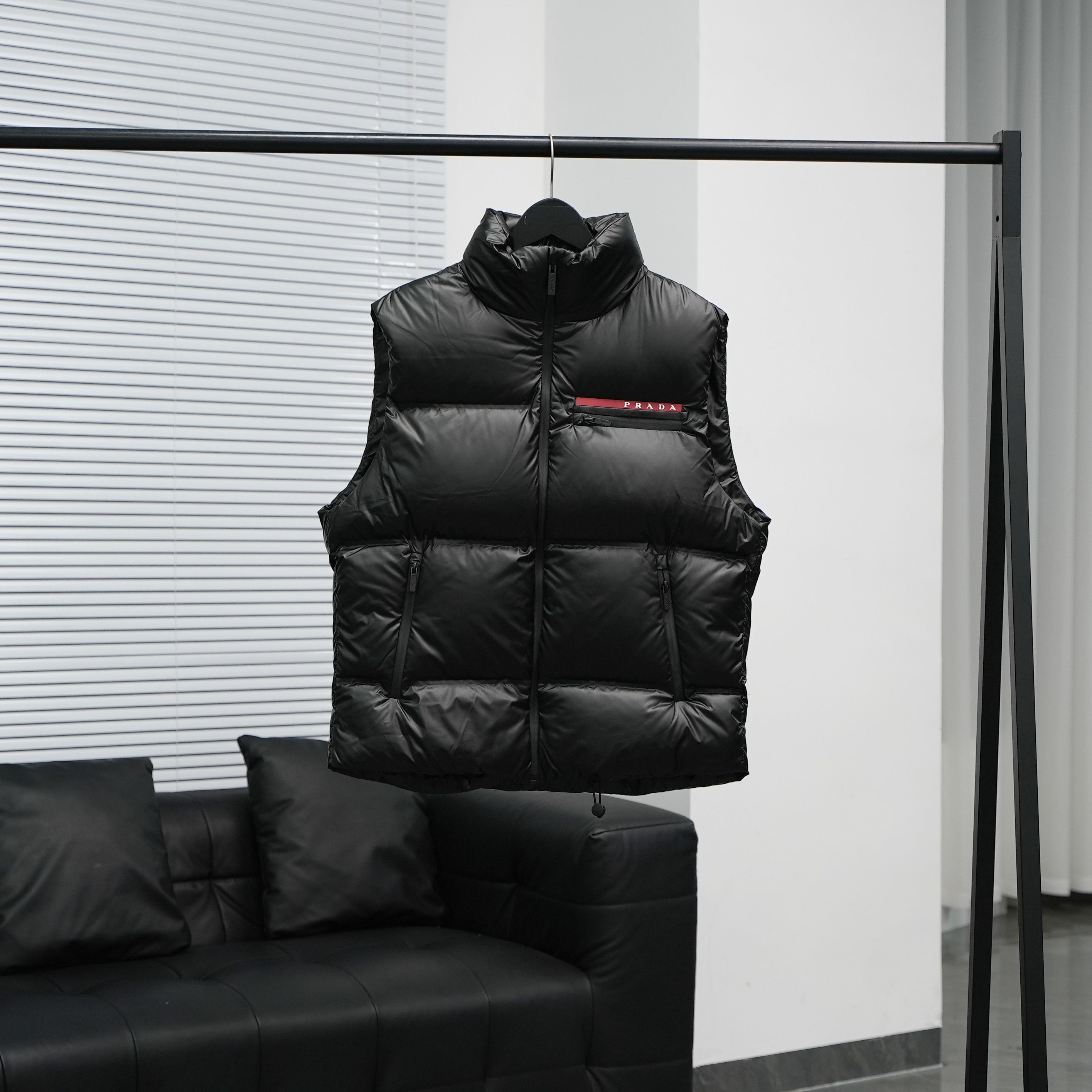 Local pick-up 630, available at the terminal, in store Prada/Prada Light down vest Prada&rsquo;s popular vest down jacket is rare and good-looking This down jacket with a plump silhouette is made from Prada LineaRossa's unique double-layer lightweight bonded nylon fabric is constructed with a hooded collar, straight-cut sleeves and front zipper closure. Together with horizontal quilting elements and elastic drawstrings at the hem, it creates a distinct silhouette. The lightweight bonded nylon technical fabric has high-tech properties such as windproof, abrasion resistance, waterproof and breathable. It is a multi-functional technical fabric. The lining is made of fine and dense renewable microfiber fabric, which is light and soft to the touch, with goose down andGraphene padding helps regulate body temperature, and the unique functional goose down material makes the padding lighter and improves the thermal insulation performance of the garment.s-xxl