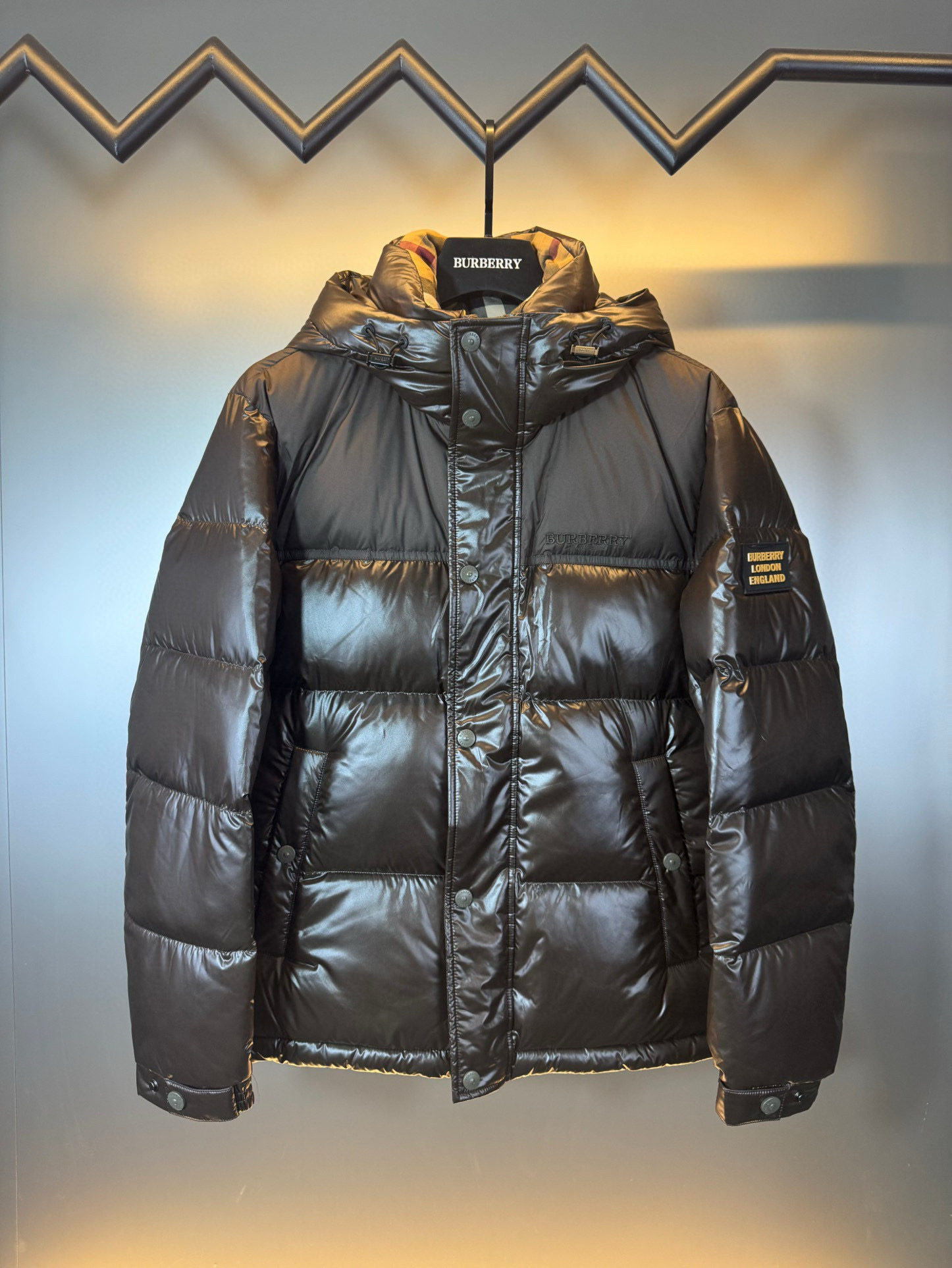 770 (national standard 90 white duck down, can support any test) top ceiling ★Burberry FW2025 new winter down jacket.The stand-up collar hood design combines business and leisure. The hood is non-detachable and suitable for various occasions.Made of custom-made windproof and rainproof fabric, it is anti-wrinkle, anti-static, non-sticky, soft and skin-friendly, and comfortable on the upper body. It is filled with 90% down, fluffy and warm. It has a two-way zipper design and a casual concave shape. It is decorated with the brand's letter logo on the chest, which is highly recognizable. It is a down jacket suitable for various occasions.