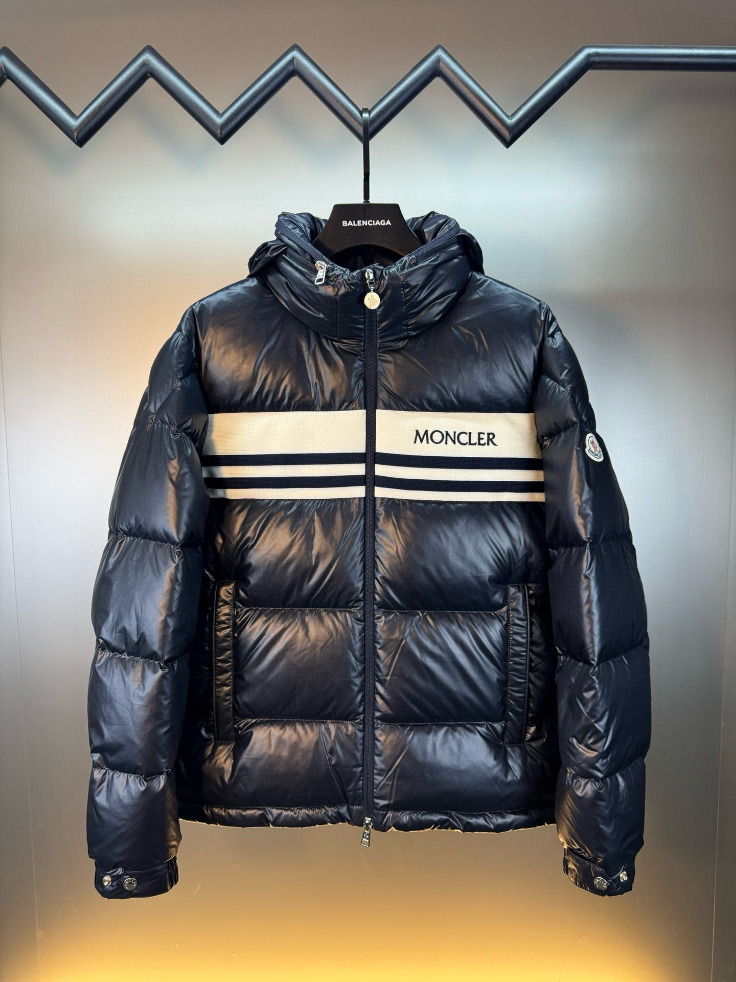 710 Top Ceiling ★MONCLER Mouth Mouth SS25 New Autumn and Winter Solid Color Letter Logo Spliced ​​Quilted Sweater Down Jacket. A down jacket with great design and great looks. Quality control allows you to buy it directly. It is a high-end product that cannot be faulted!It is made of imported technical fabrics and is filled with 90% white duck down. The fabric texture and shape are exquisite. You can feel its strong aura through the detailed pictures. It also has superior handsomeness and warmth performance, and can be easily worn in various occasions!With polythermal insulation, you don&rsquo;t have to worry about a little chill!The placket adopts a large-tooth zipper opening and closing design, which is both fashionable and functional. It not only highlights the shape but also keeps the sweater warm. The iconic logo makes the whole style more luxurious!