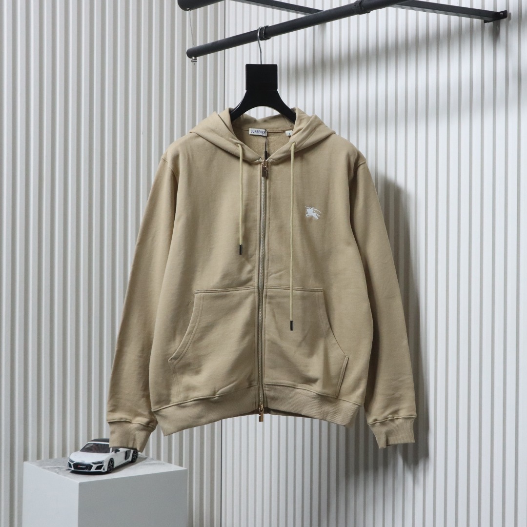 P380 Burberry/Burberry 25Fw back stamped horse embroidered double zipper suit hooded jacket zipper hoodie, made of lightweight turned velvet cotton fabric, showing a slim fit.The back features a Knight's Seal print, an archival pattern from the brand's bags from the 1980s.&ndash; Two-way zipper closure &ndash; Drawstring hood &ndash; Storage pockets &ndash; Ribbed knit trim &ndash; EKD embroidery on the chest. It goes better with matching trousers!!