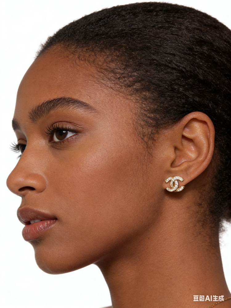 Hot-selling Chanel Silver Heart Double C Pearl Rhinestone Stud Earrings